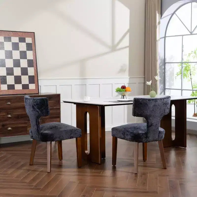 Set di 2 sedie da pranzo in ciniglia, struttura in legno massello e borchie in ottone
