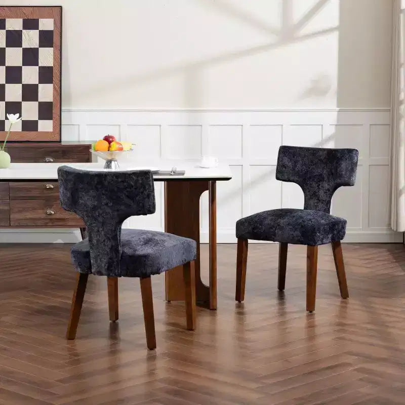 Set di 2 sedie da pranzo in ciniglia, struttura in legno massello e borchie in ottone