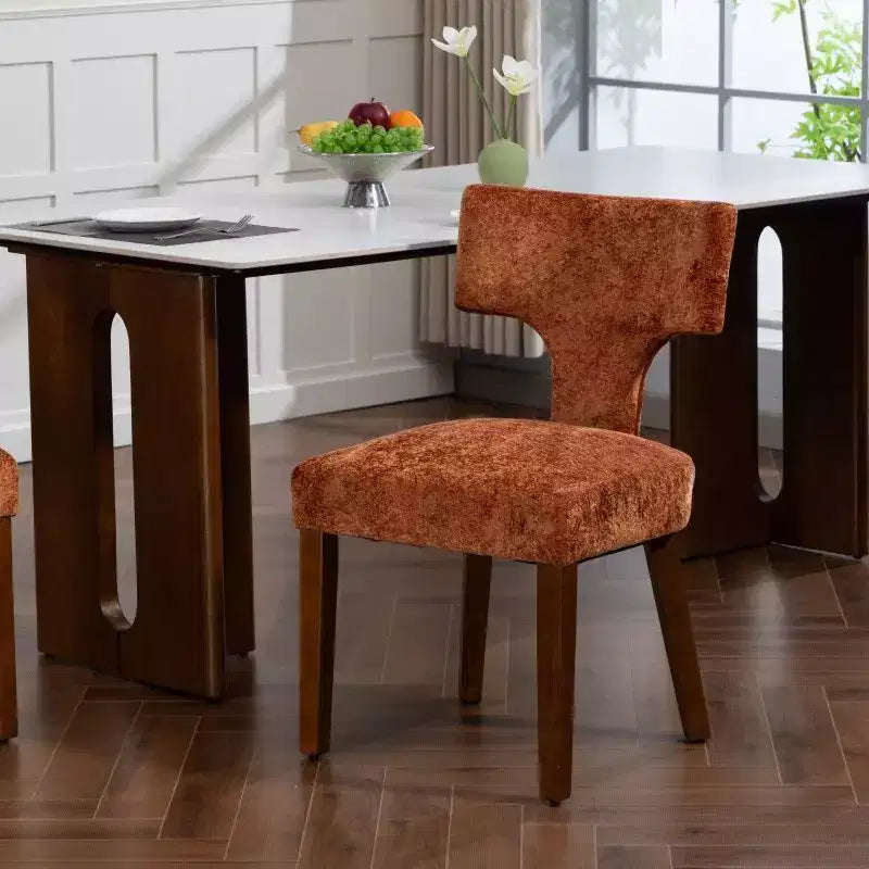Set di 2 sedie da pranzo in ciniglia, struttura in legno massello e borchie in ottone