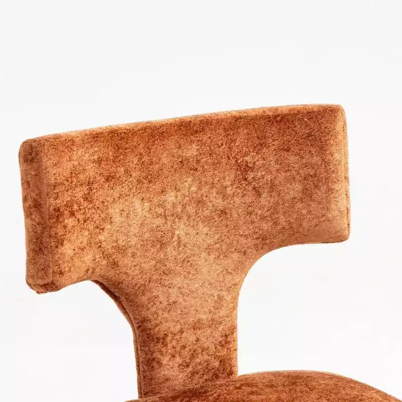Set di 2 sedie da pranzo in ciniglia, struttura in legno massello e borchie in ottone