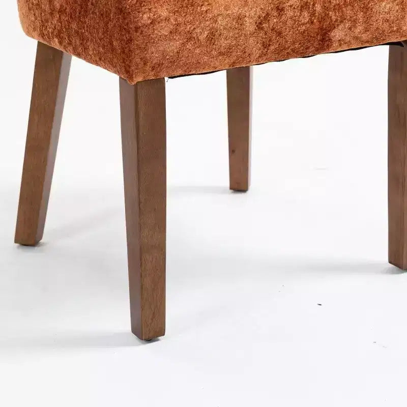 Set di 2 sedie da pranzo in ciniglia, struttura in legno massello e borchie in ottone