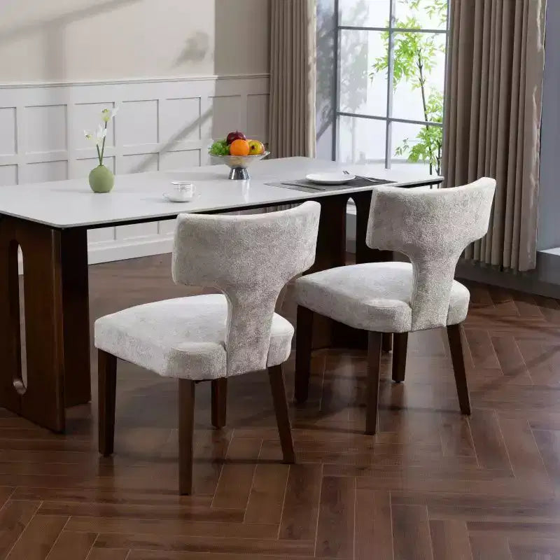 Set di 2 sedie da pranzo in ciniglia, struttura in legno massello e borchie in ottone
