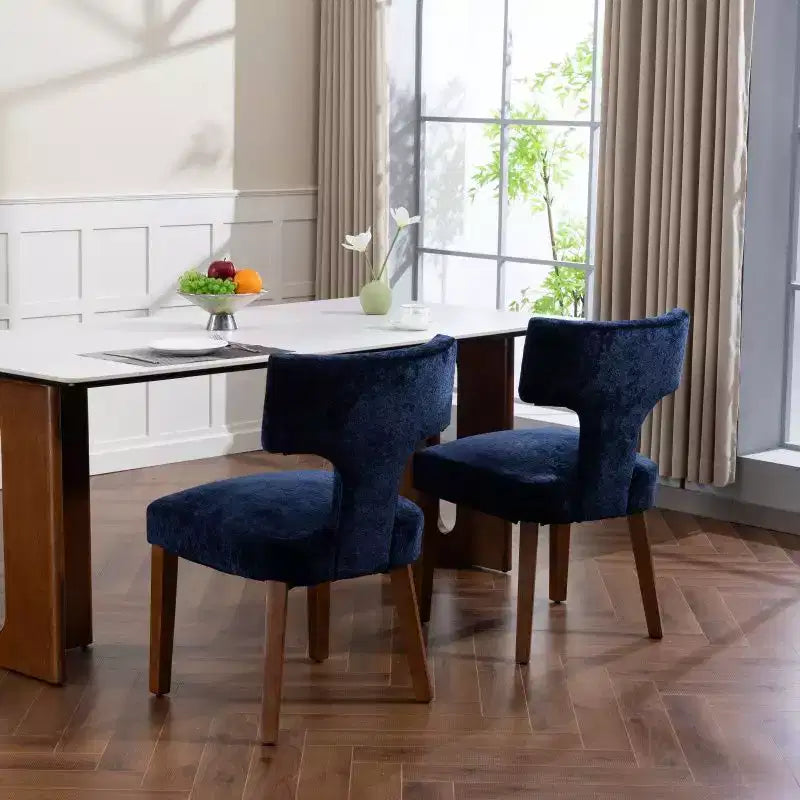 Set di 2 sedie da pranzo in ciniglia, struttura in legno massello e borchie in ottone