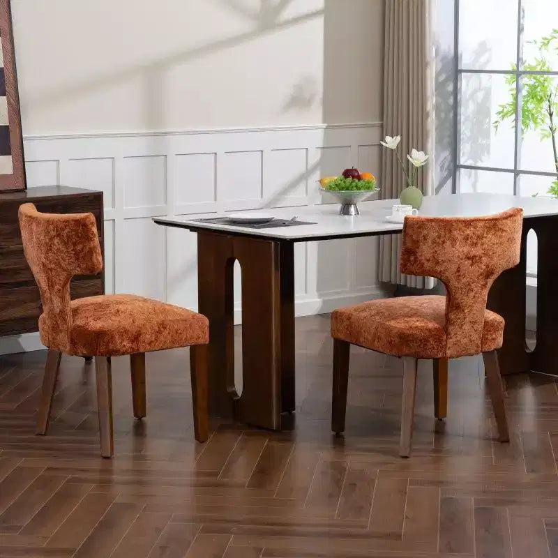 Set di 2 sedie da pranzo in ciniglia, struttura in legno massello e borchie in ottone