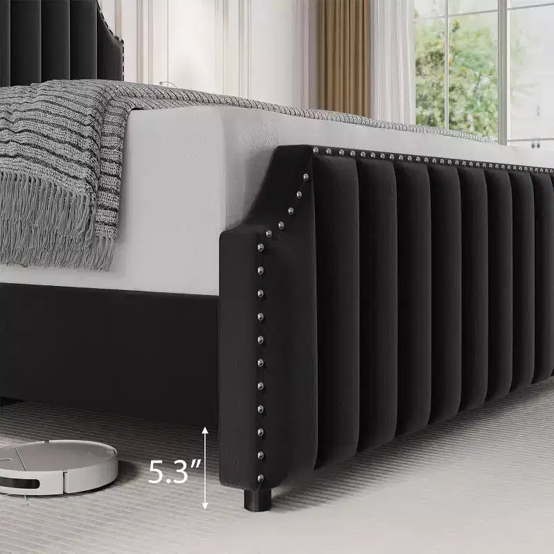 Letto a piattaforma Queen Size con testiera da 127,5 cm, letto Queen con testiera e pediera imbottite in velluto, finiture borchiate, grigio