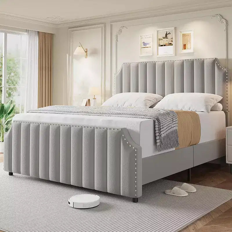 Letto a piattaforma Queen Size con testiera da 127,5 cm, letto Queen con testiera e pediera imbottite in velluto, finiture borchiate, grigio