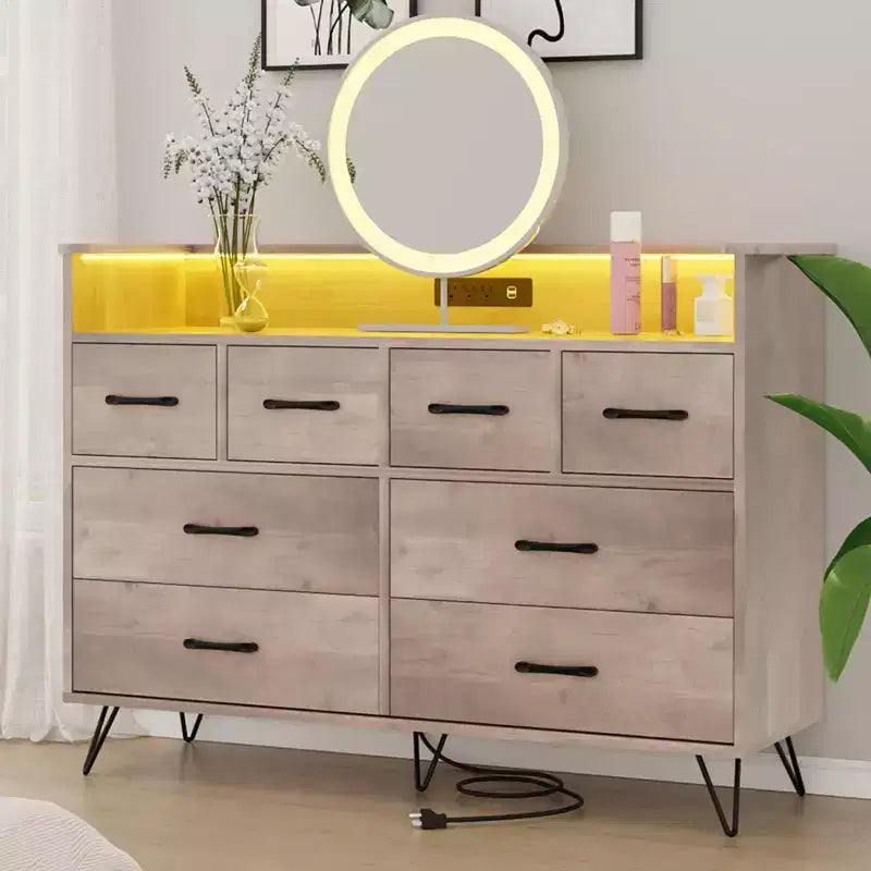 Comò con Presa di Corrente, Comò in Legno a 8 Cassetti per Camera da Letto, Cassettiera Moderna con Maniglie Dorate e Spazio di Archiviazione Aperto per Armadio, Ingresso