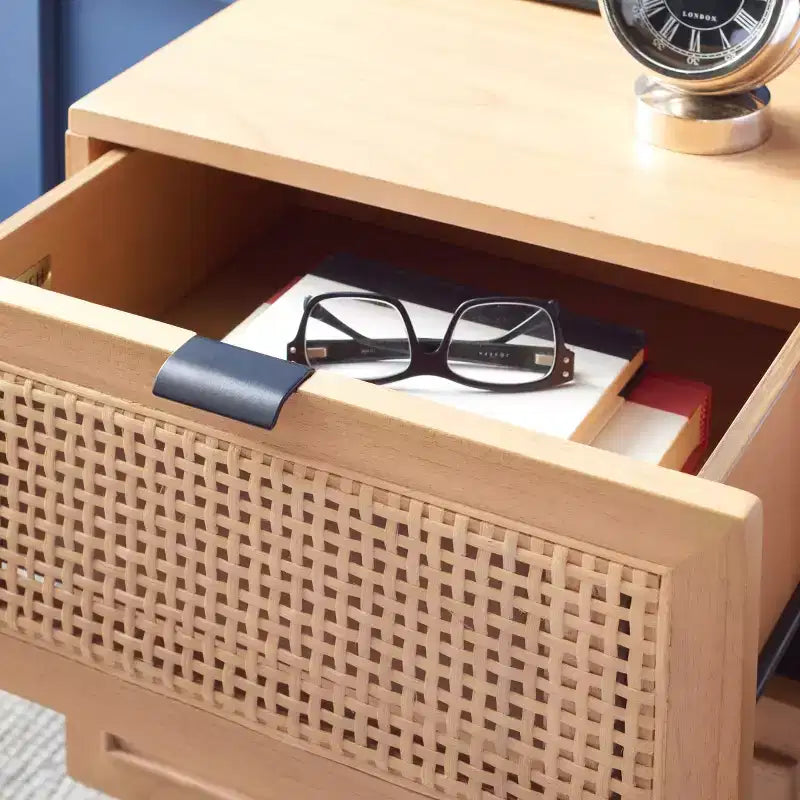 Comodino Baisley a 2 cassetti in rattan, comodino in legno Boho con frontali in vimini