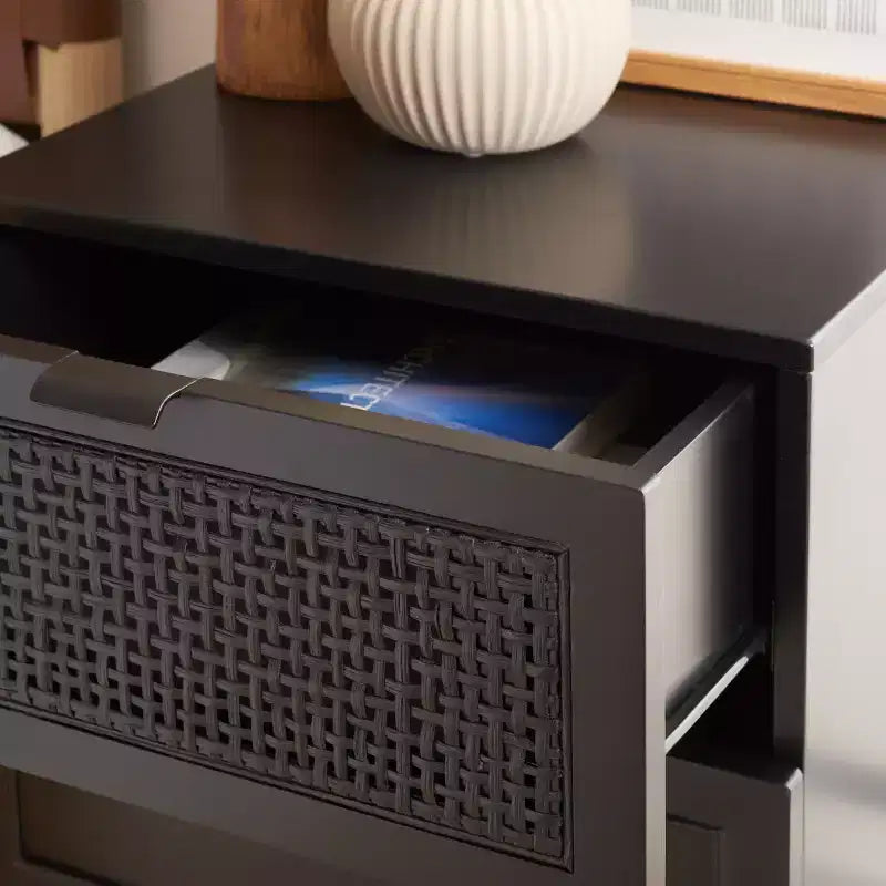Comodino Baisley a 2 cassetti in rattan, comodino in legno Boho con frontali in vimini